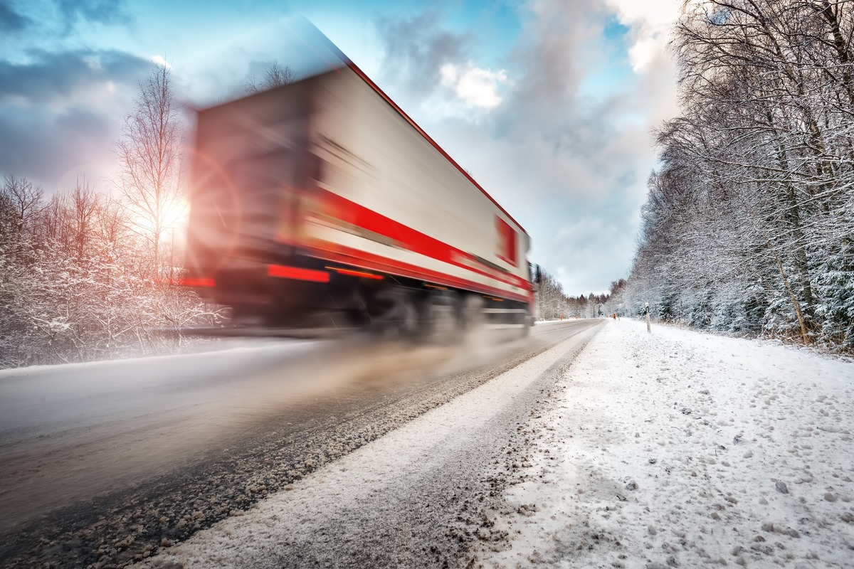 camion en movimiento por carretera helada
